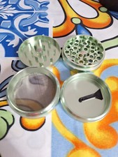 Weed grinder della usato  Trapani