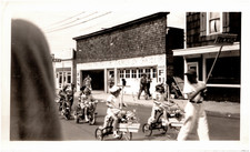 Desfile de triciclo infantil por Shooting Gallery em Oregon OU 1950s foto vintage comprar usado  Enviando para Brazil