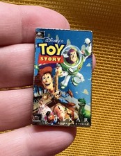 Pin Toy Story VHS MOVIE 2022 AUTÊNTICO EM EXCELENTE ESTADO USADO Disney Pin it Abre! comprar usado  Enviando para Brazil