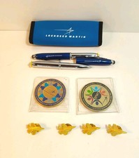 2 moedas Lockheed Martin 2 canetas com pontas de lanterna Stylus e estojo 4 pinos de aeronave comprar usado  Enviando para Brazil