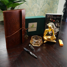 Elegant Book Lovers Gift Box, Reader Statue, Stoners Glass Ashtray, Unique Taste, usado comprar usado  Enviando para Brazil