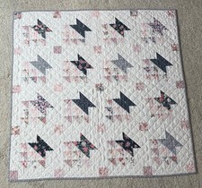 Colcha caseira bebê menina 41”x 41” padrão cesta de coco rosa floral comprar usado  Enviando para Brazil