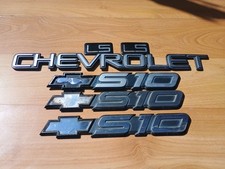 Usado, 1998-2004 Chevrolet Chevy S10 emblema porta-malas traseiro logotipo emblema placa S10 fabricante de equipamento original comprar usado  Enviando para Brazil