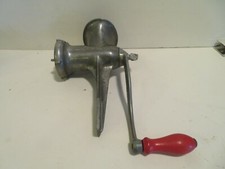 Moedor de carne vintage Master Brac 8 1/2 polegadas cabo de madeira vermelho, usado comprar usado  Enviando para Brazil