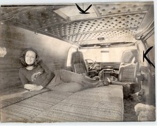 Usado, Pilar Jauregui exibe sofá-cama na VAN San Bruno 1975 foto de imprensa Bob Bryant comprar usado  Enviando para Brazil
