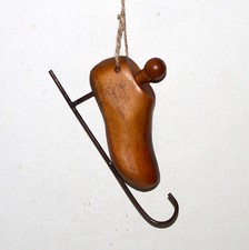 Enfeite de Natal vintage de skate no gelo esculpido em madeira metal feito à mão sapateira árvore comprar usado  Enviando para Brazil