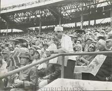 1962 Press Photo vendedor de cachorro-quente em estádio esportivo chuvoso - afa25958 comprar usado  Enviando para Brazil