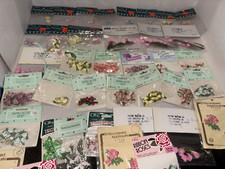 Lote de flores para artesanato: rosas, botões, cetim, porcelana e apliques bordados! comprar usado  Enviando para Brazil