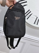 Bolsa tiracolo Reebok no peito preta com ferragens de ouro rosa em excelente estado usado comprar usado  Enviando para Brazil
