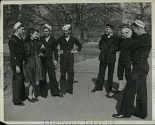 1942 Press Photo Barge Office marinheiros desfrutam do primeiro dia da primavera no Battery Park comprar usado  Enviando para Brazil