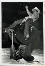 Usado, 1981 Press Photo Cowboy Riding Mechanical Bull - pna20356 comprar usado  Enviando para Brazil
