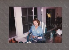 FOTOGRAFIA COLORIDA ORIGINAL ENCONTRADA mulher cantando pacote de cigarros na mesa C-1433 comprar usado  Enviando para Brazil