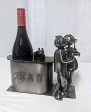 Portabotellas de vino de metal hecho a mano/soporte con linda pareja sentada en el bar segunda mano  Embacar hacia Mexico