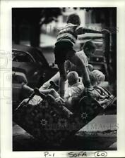 1988 Press Photo Kids descobrem jogos de sofá em um sofá antigo do lado de fora. - CVB25505 comprar usado  Enviando para Brazil
