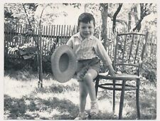 Usado, Menino com Palha Hit Sente-se na Cadeira no Jardim Criança Criança Foto Vintage Original comprar usado  Enviando para Brazil