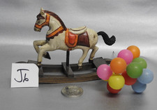 J6. CASA DE BONECAS MINIATURA VINTAGE CAVALO DE BALANÇO E AGLOMERADO DE BALÕES COLORIDOS, usado comprar usado  Enviando para Brazil