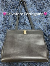 Bolsa de ombro Ferragamo preta de couro sintético, ferragem dourada, usada comprar usado Bolsa de ombro Ferragamo preta de couro sintético, ferragem dourada, usada comprar usado  Enviando para Brazil