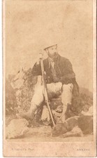 Hunter sitting with d'occasion  Expédié en Belgium