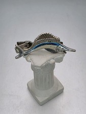 Pin de corbata ANSON EE. UU. 75 años de antigüedad esmalte pez vela azul y blanco ENVÍO GRATUITO $ segunda mano  Embacar hacia Mexico