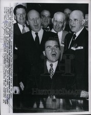 1955 Press Photo Vice Pres. Richard Nixon ao piano com membros do gabinete comprar usado 1955 Press Photo Vice Pres. Richard Nixon ao piano com membros do gabinete comprar usado  Enviando para Brazil