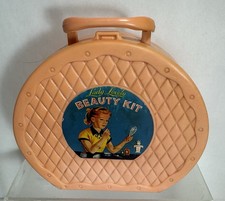 Kit de beleza vintage década de 1950 Lady Lovely rosa estojo transgrama LEIA POR FAVOR comprar usado Kit de beleza vintage década de 1950 Lady Lovely rosa estojo transgrama LEIA POR FAVOR comprar usado  Enviando para Brazil