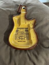 GUITARRA VINTAGE OURO CERÂMICA GRACELAND PENDURADA NA PAREDE ELVIS PRESLEY MEMPHIS TENN. comprar usado  Enviando para Brazil