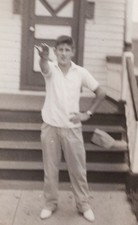 1940s Homem Bonito Casual Pose Apontando Pórtico Passos Acenando para a Câmera, usado comprar usado  Enviando para Brazil