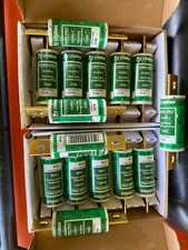fusible clase j 80 amp 600 vac o menos. Los fusibles son nuevos pero la caja está abierta  segunda mano  Embacar hacia Mexico