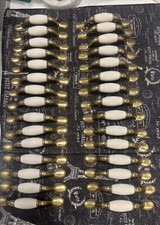 Lote de 30 peças de ferragens vintage de latão e creme puxador gaveta cerâmica. Década de 1980 comprar usado  Enviando para Brazil