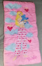 Usado, Saco de dormir Barbie abraçando urso nuvens corações crianças rosa 2000 Mattel 52x52 bom comprar usado  Enviando para Brazil