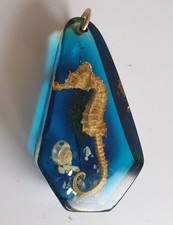 Pendentif resine bleue d'occasion Pendentif resine bleue d'occasion  Crouy