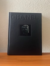 2010 Chanel A Fashionable History By Jean Leymarie Coffee Table Book *HAS FLAWS* comprar usado 2010 Chanel A Fashionable History By Jean Leymarie Coffee Table Book *HAS FLAWS* comprar usado  Enviando para Brazil