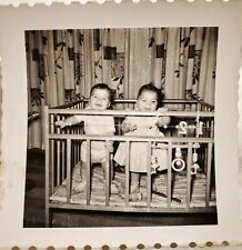 Foto antiga vintage da década de 1950 de menino e menina gêmeos em berço de madeira quarto de bebê , usado comprar usado  Enviando para Brazil