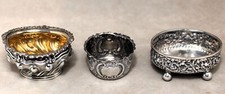 Usado, 3 adegas de sal vitorianas Sterling Repousse 1898 (Lon), 1896 (Shef) e 1890 (Birm.) comprar usado  Enviando para Brazil
