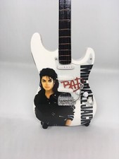 Mini guitare bois d'occasion  Pommeuse