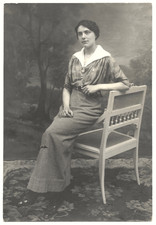 Femme élégante assise d'occasion  Rouen-