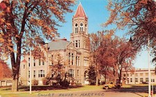 Usado, Cartão postal antigo estacionado amarelo A28 Marengo IA Iowa County Courthouse Willys Jeep comprar usado  Enviando para Brazil