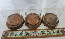 3 cúpulas de vidro vintage com bases de madeira 4 1/2" de altura, 3" de largura. Talvez carvalho. comprar usado 3 cúpulas de vidro vintage com bases de madeira 4 1/2" de altura, 3" de largura. Talvez carvalho. comprar usado  Enviando para Brazil