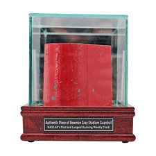 Usado, Bowman Gray Stadium autêntico pedaço de corrimão real em vitrine desktop comprar usado Usado, Bowman Gray Stadium autêntico pedaço de corrimão real em vitrine desktop comprar usado  Enviando para Brazil