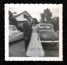 VESTIDO FORMAL CASAL ESTACIONAMENTO CARROS PLACA FOTO ANTIGA/VINTAGE INSTANTÂNEA- K comprar usado  Enviando para Brazil