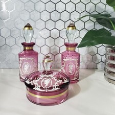 Vintage Pintado à Mão Bohemia Vidro Cranberry Perfume e Pó Conjunto de Vaidade comprar usado Vintage Pintado à Mão Bohemia Vidro Cranberry Perfume e Pó Conjunto de Vaidade comprar usado  Enviando para Brazil