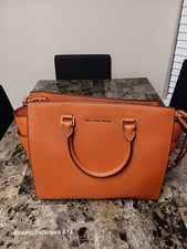 Bolsa Michael Kors em ótimo estado poucas marcas menores dentro. Casa sem fumaça  comprar usado  Enviando para Brazil