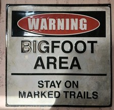 Usado, Placa de metal AVISO ÁREA PÉ GRANDE ESTADIA EM TRILHAS MARCADAS 13 × 12,5 decoração caverna homem comprar usado  Enviando para Brazil