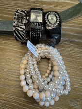 3 relojes de puño (necesita pilas) y 10 pulseras con cuentas nuevas con etiquetas segunda mano  Embacar hacia Mexico