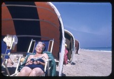 Usado, Maiô maduro mulher sob cor praia toldo/tenda foto slide vintage década de 1950 comprar usado  Enviando para Brazil