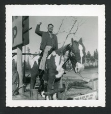 Homem cowboy montando bomba de punho de cavalo de gesso falso década de 1950 foto vintage diversão incomum, usado comprar usado  Enviando para Brazil