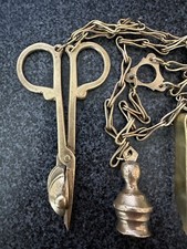 Conjunto antigo de latão Chatelaine snuffer, espanador, clipe 19ª coleção, usado comprar usado  Enviando para Brazil