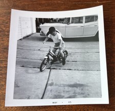 Foto vintage 1965 criança aprendendo a andar de bicicleta em sedã na garagem comprar usado  Enviando para Brazil