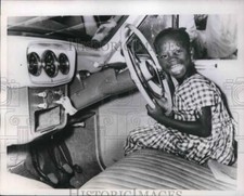 1956 Press Photo Idayat Jimo é o menor e mais feliz proprietário de carro da África comprar usado  Enviando para Brazil