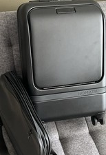 Nomatic Carry-On Executive/Pro, Porta de Laptop de Acesso Frontal, Bagagem de Mão, MSRP $549, usado comprar usado Nomatic Carry-On Executive/Pro, Porta de Laptop de Acesso Frontal, Bagagem de Mão, MSRP $549, usado comprar usado  Enviando para Brazil